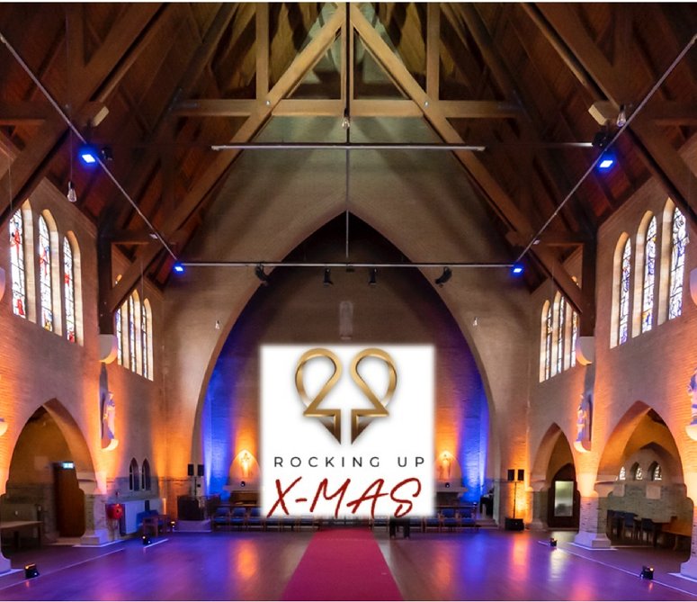 Kan een afbeelding zijn van belichting en de tekst '2ያ ROCKING UP X-MAS'