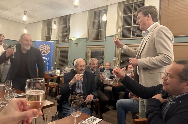 Afbeelding met persoon, kleding, person, overdekt
Door AI gegenereerde inhoud is mogelijk onjuist.