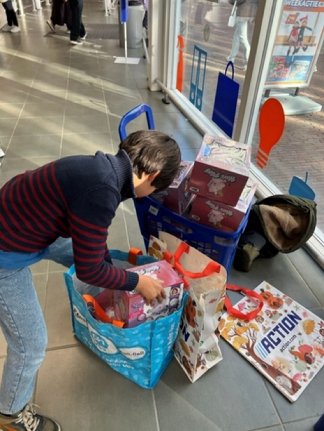 Afbeelding met kleding, persoon, schoeisel, jeans
Door AI gegenereerde inhoud is mogelijk onjuist.