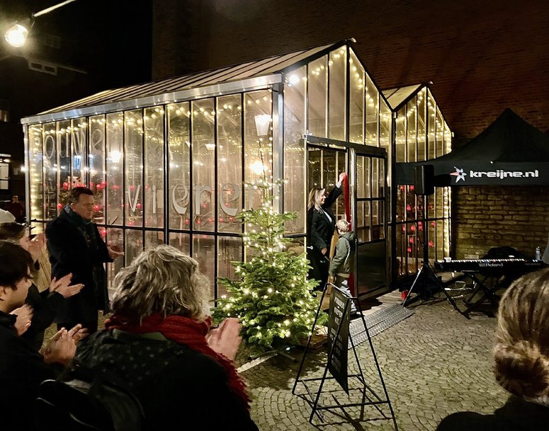 Afbeelding met kleding, persoon, gebouw, person
Door AI gegenereerde inhoud is mogelijk onjuist.