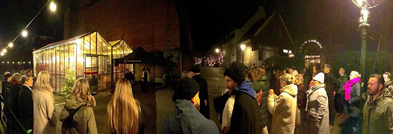 Afbeelding met kleding, buitenshuis, nacht, person
Door AI gegenereerde inhoud is mogelijk onjuist.