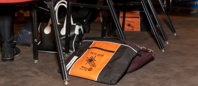 Afbeelding met vloer, binnen, stoel, tafel
Automatisch gegenereerde beschrijving