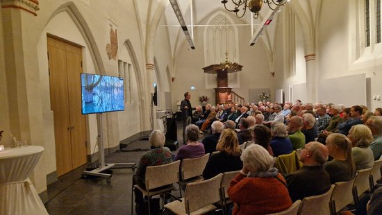 Afbeelding met overdekt, persoon, kleding, muur
Automatisch gegenereerde beschrijving