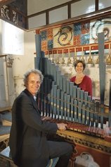 Afbeelding met persoon, binnen, orgel, tafel
Automatisch gegenereerde beschrijving