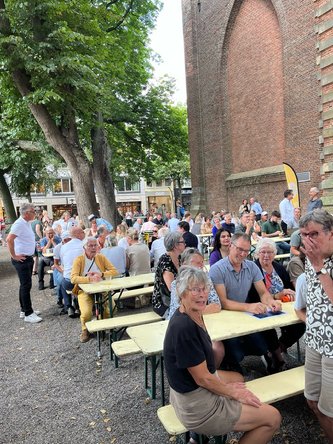 Afbeelding met kleding, persoon, person, buitenshuis
Door AI gegenereerde inhoud is mogelijk onjuist.