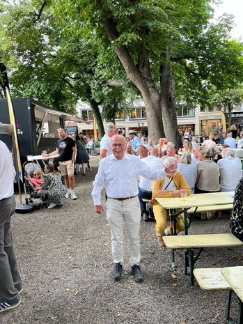 Afbeelding met person, kleding, schoeisel, persoon
Door AI gegenereerde inhoud is mogelijk onjuist.