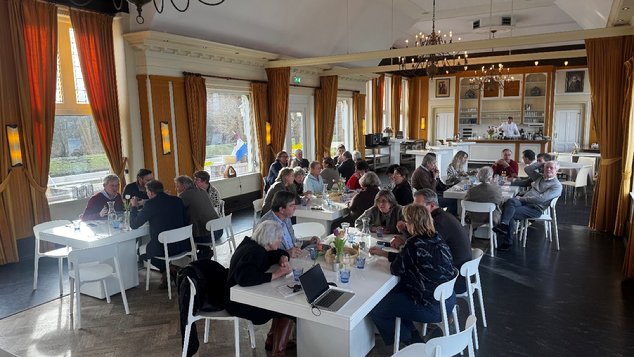 Afbeelding met meubels, scène, overdekt, tafel
Door AI gegenereerde inhoud is mogelijk onjuist.