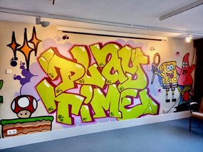 Afbeelding met muur, tekenfilm, overdekt, meubels
Automatisch gegenereerde beschrijving