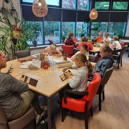 Afbeelding met tafel, vloer, binnen, mensen
Automatisch gegenereerde beschrijving