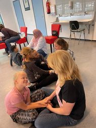 Afbeelding met persoon, binnen, vloer, familie
Automatisch gegenereerde beschrijving
