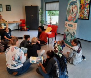 Afbeelding met persoon, binnen, mensen, groep
Automatisch gegenereerde beschrijving