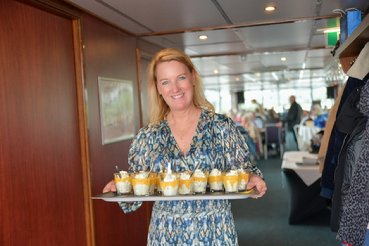 Afbeelding met persoon, kleding, Menselijk gezicht, voedsel
Automatisch gegenereerde beschrijving