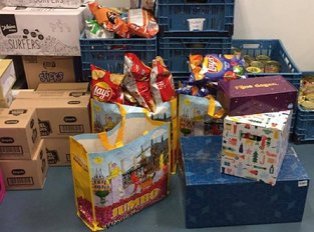 Afbeelding met tekst, binnen, items, rommelig
Automatisch gegenereerde beschrijving