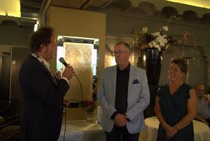 Afbeelding met kleding, persoon, person, muur
Door AI gegenereerde inhoud is mogelijk onjuist.