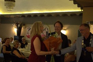 Afbeelding met kleding, persoon, muur, Menselijk gezicht
Door AI gegenereerde inhoud is mogelijk onjuist.