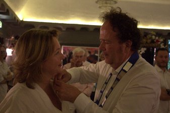 Afbeelding met kleding, Menselijk gezicht, persoon, person
Door AI gegenereerde inhoud is mogelijk onjuist.