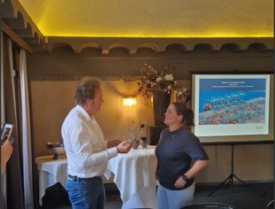 Afbeelding met kleding, persoon, muur, overdekt
Door AI gegenereerde inhoud is mogelijk onjuist.