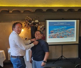 Afbeelding met kleding, persoon, muur, overdekt
Door AI gegenereerde inhoud is mogelijk onjuist.