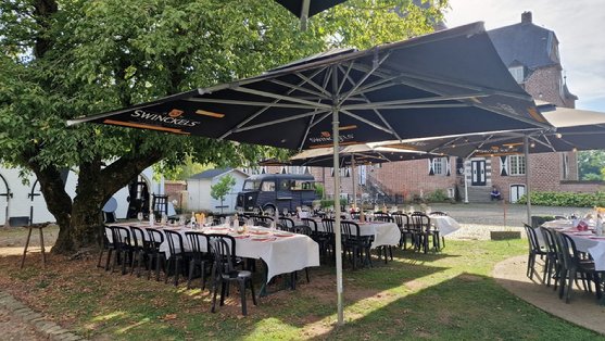 Afbeelding met buitenshuis, boom, Luifel, meubels
Door AI gegenereerde inhoud is mogelijk onjuist.