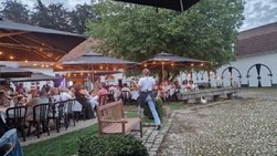 Afbeelding met buitenshuis, boom, hemel, kleding
Door AI gegenereerde inhoud is mogelijk onjuist.