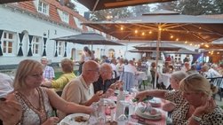 Afbeelding met kleding, persoon, vrouw, person
Door AI gegenereerde inhoud is mogelijk onjuist.