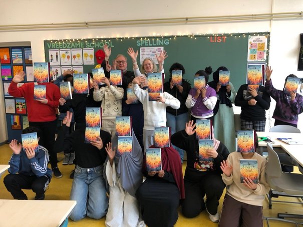 Afbeelding met kleding, persoon, overdekt, muur
Door AI gegenereerde inhoud is mogelijk onjuist.