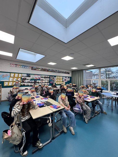 Afbeelding met kleding, schoeisel, meubels, overdekt
Door AI gegenereerde inhoud is mogelijk onjuist.