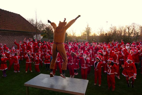 Afbeelding met buitenshuis, hemel, persoon, boom
Door AI gegenereerde inhoud is mogelijk onjuist.