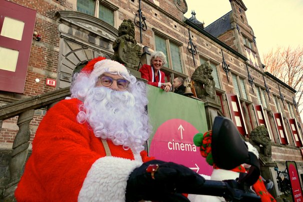 Afbeelding met gebouw, kerstmis, buitenshuis, kleding
Door AI gegenereerde inhoud is mogelijk onjuist.