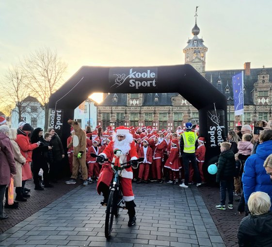 Afbeelding met hemel, buitenshuis, persoon, gebouw
Door AI gegenereerde inhoud is mogelijk onjuist.