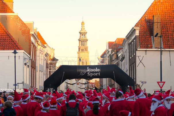 Afbeelding met gebouw, hemel, buitenshuis, kleding
Door AI gegenereerde inhoud is mogelijk onjuist.