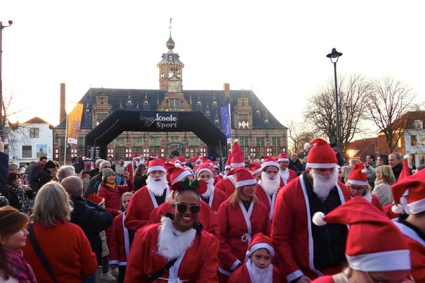 Afbeelding met buitenshuis, kleding, hemel, persoon
Door AI gegenereerde inhoud is mogelijk onjuist.