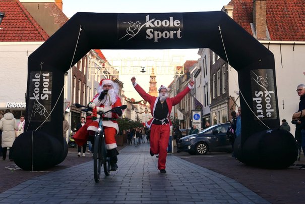 Afbeelding met gebouw, buitenshuis, kleding, persoon
Door AI gegenereerde inhoud is mogelijk onjuist.