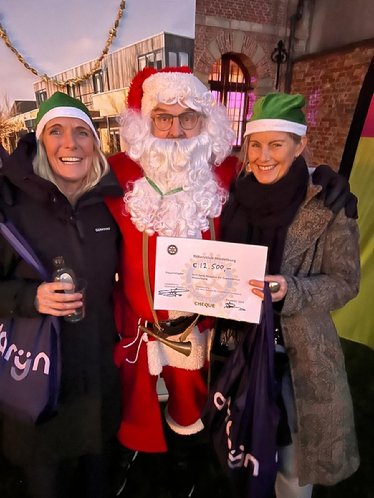 Afbeelding met Menselijk gezicht, kleding, kerstmis, persoon
Door AI gegenereerde inhoud is mogelijk onjuist.