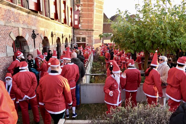 Afbeelding met buitenshuis, kleding, persoon, gebouw
Door AI gegenereerde inhoud is mogelijk onjuist.