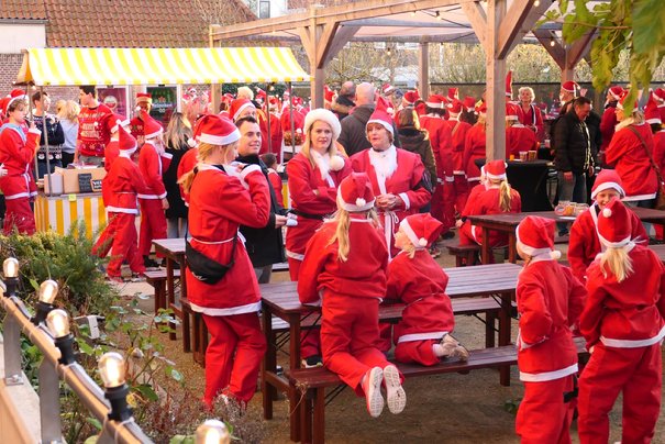 Afbeelding met kleding, persoon, rood, buitenshuis
Door AI gegenereerde inhoud is mogelijk onjuist.