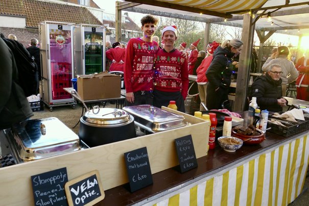 Afbeelding met kleding, persoon, tekst, Handel
Door AI gegenereerde inhoud is mogelijk onjuist.