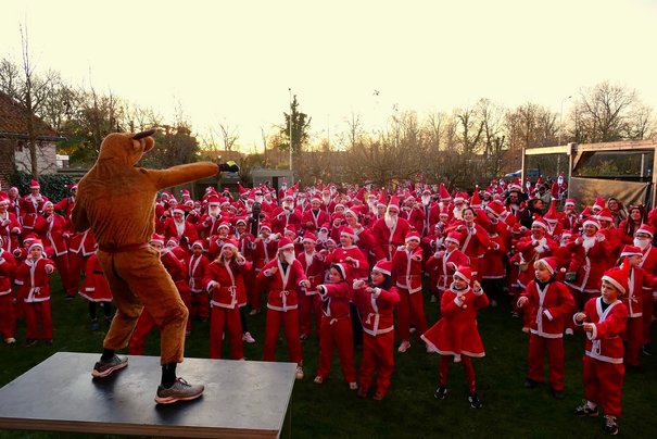 Afbeelding met buitenshuis, boom, persoon, hemel
Door AI gegenereerde inhoud is mogelijk onjuist.