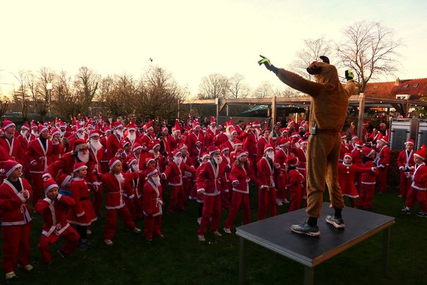 Afbeelding met buitenshuis, hemel, boom, persoon
Door AI gegenereerde inhoud is mogelijk onjuist.