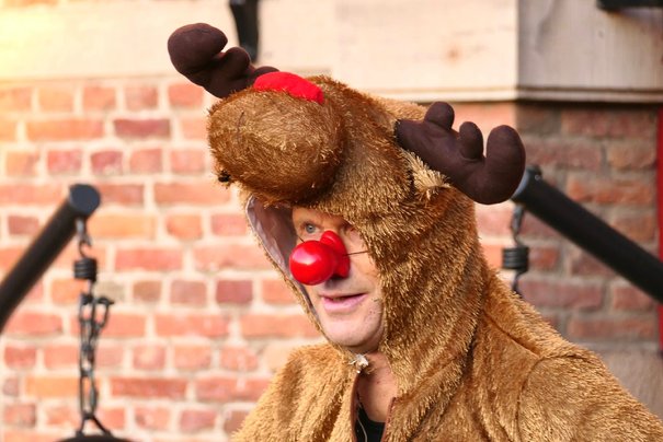 Afbeelding met teddy, gebouw, persoon, Menselijk gezicht
Door AI gegenereerde inhoud is mogelijk onjuist.