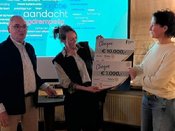 Afbeelding met tekst, kleding, persoon, person
Door AI gegenereerde inhoud is mogelijk onjuist.