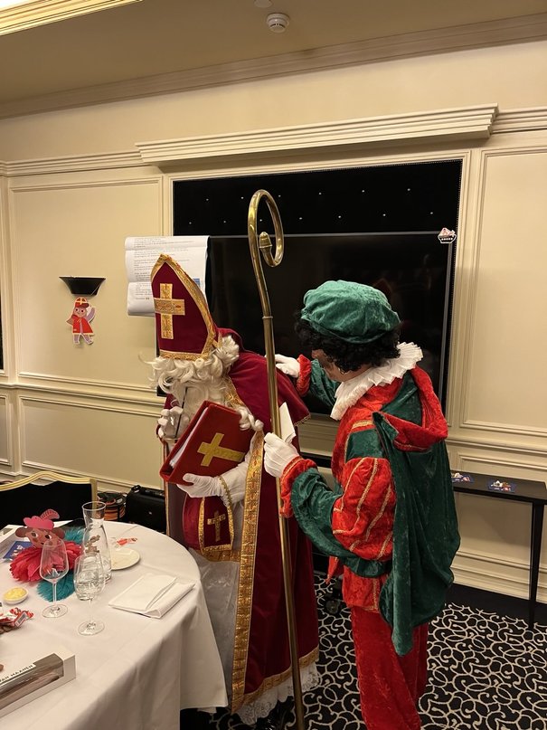 Afbeelding met overdekt, muur, kleding, tafel
Automatisch gegenereerde beschrijving