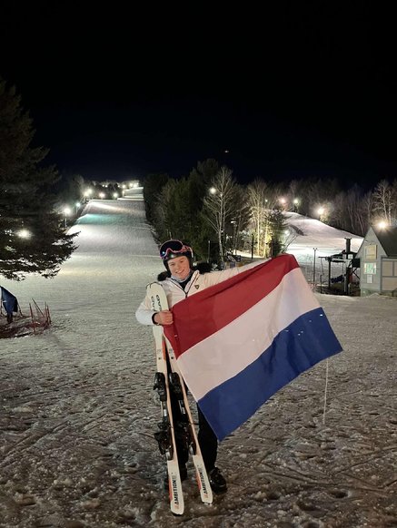 Afbeelding met buitenshuis, grond, boom, hemel
Automatisch gegenereerde beschrijving