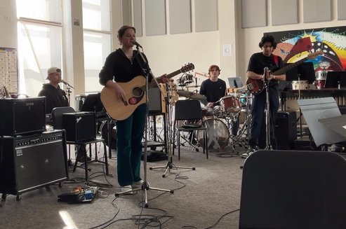 Afbeelding met muziekinstrument, muziek, overdekt, persoon
Automatisch gegenereerde beschrijving