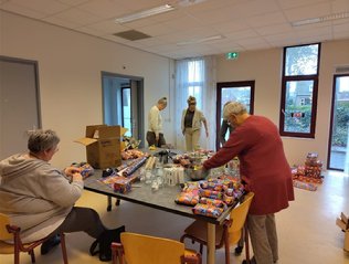 Afbeelding met overdekt, muur, kleding, meubels
Door AI gegenereerde inhoud is mogelijk onjuist.