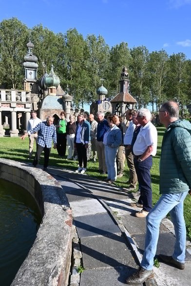 The group of people is gathered around a historical fountain under a tree-lined park on a clear, sunny day.
Door AI gegenereerde inhoud is mogelijk onjuist.