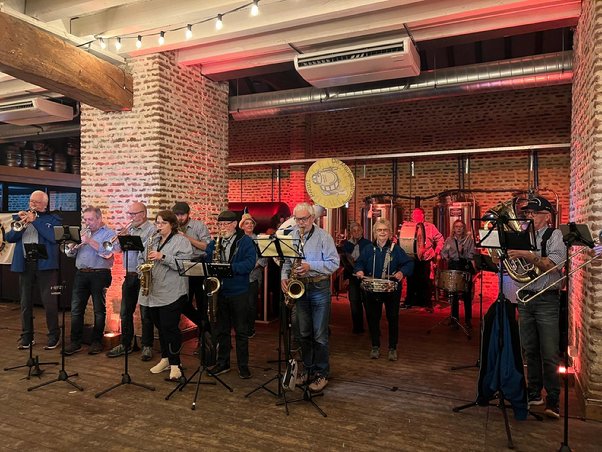 A group of people playing instruments
AI-generated content may be incorrect.