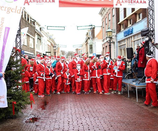 Afbeelding met grond, gebouw, buiten, persoon
Beschrijving is gegenereerd met zeer hoge betrouwbaarheid
