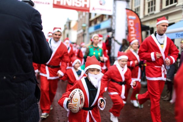 Afbeelding met persoon, buiten, gebouw, voetbal
Beschrijving is gegenereerd met zeer hoge betrouwbaarheid