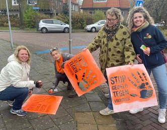 Afbeelding met kleding, buitenshuis, persoon, schoeisel
Door AI gegenereerde inhoud is mogelijk onjuist.